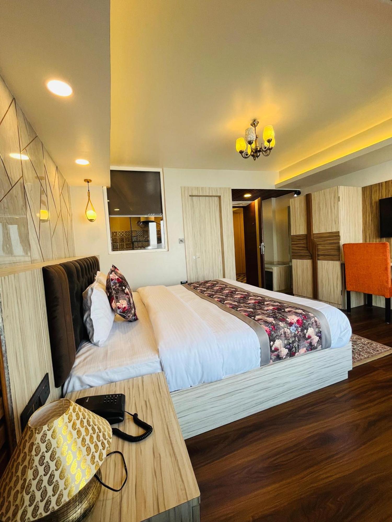 Luxury Stay At Hotel Broadway Boutique Mall Road Chowrasta Near Mahakal Temple Дарджилинг Екстериор снимка