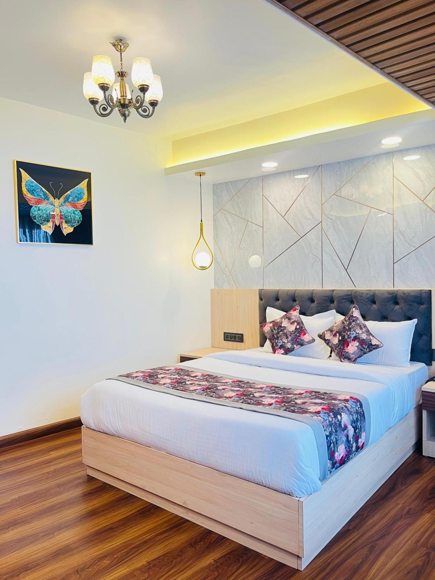 Luxury Stay At Hotel Broadway Boutique Mall Road Chowrasta Near Mahakal Temple Дарджилинг Екстериор снимка