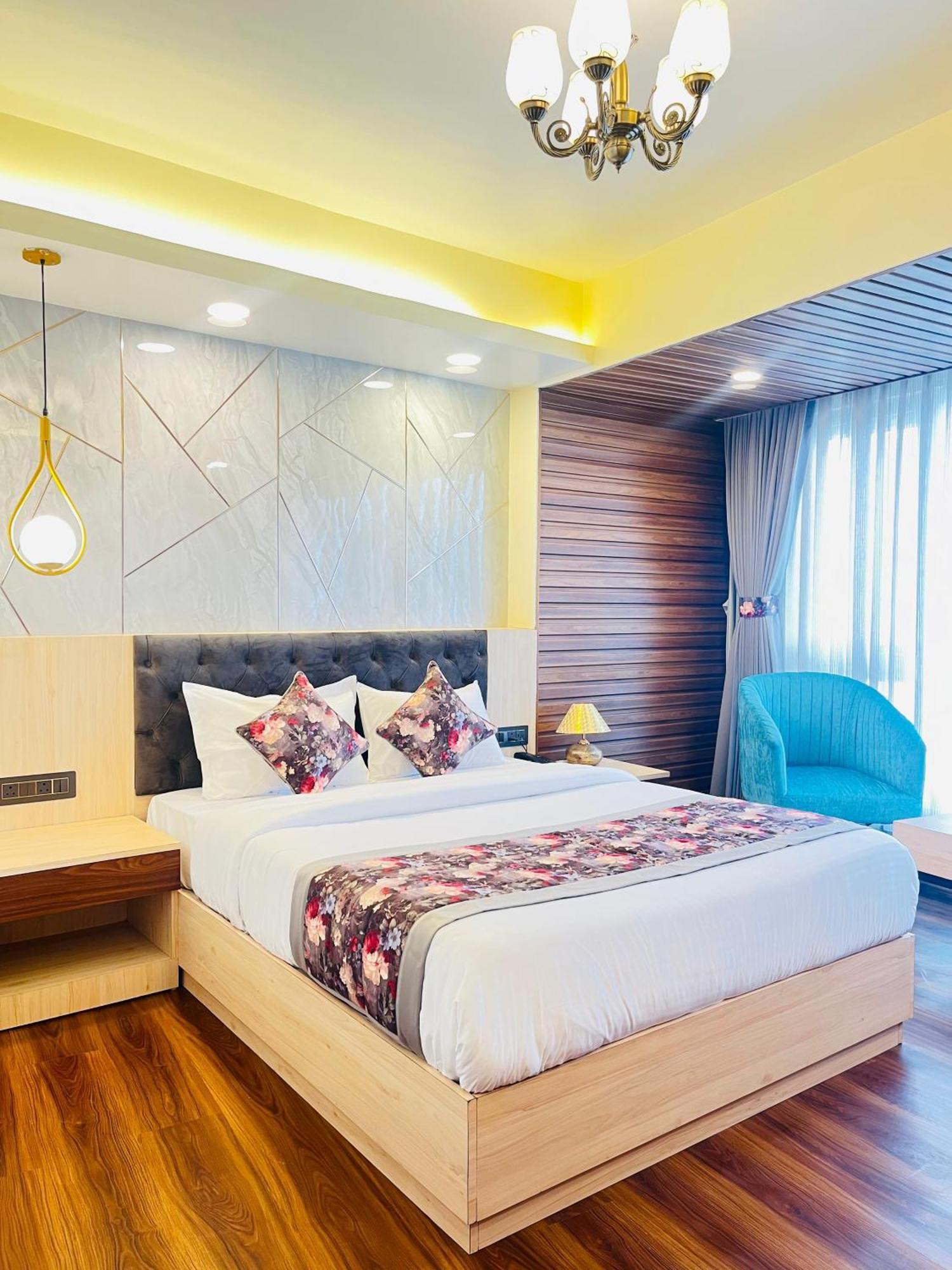 Luxury Stay At Hotel Broadway Boutique Mall Road Chowrasta Near Mahakal Temple Дарджилинг Екстериор снимка