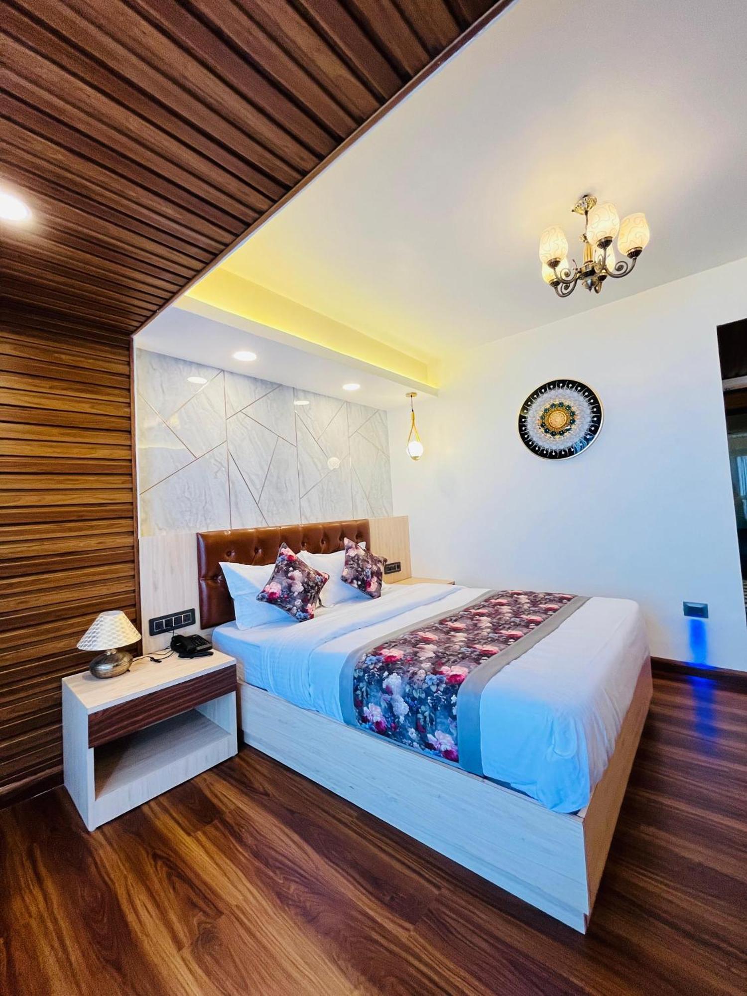 Luxury Stay At Hotel Broadway Boutique Mall Road Chowrasta Near Mahakal Temple Дарджилинг Екстериор снимка