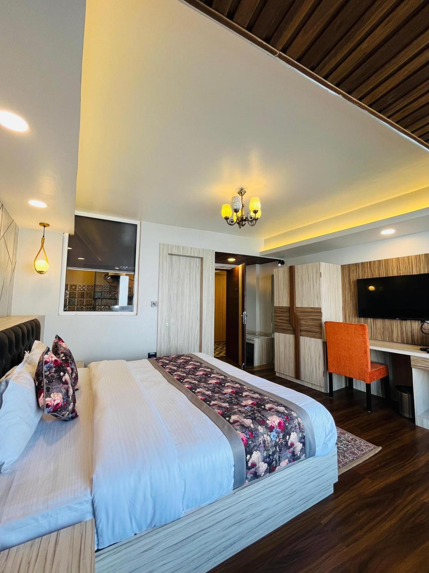 Luxury Stay At Hotel Broadway Boutique Mall Road Chowrasta Near Mahakal Temple Дарджилинг Екстериор снимка