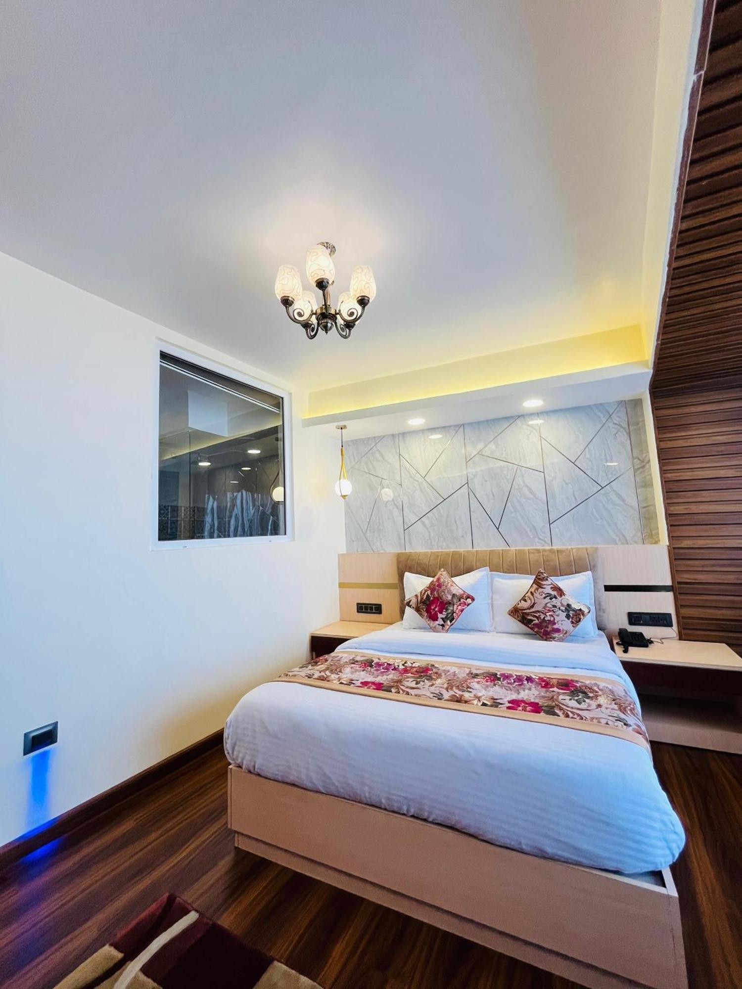 Luxury Stay At Hotel Broadway Boutique Mall Road Chowrasta Near Mahakal Temple Дарджилинг Екстериор снимка