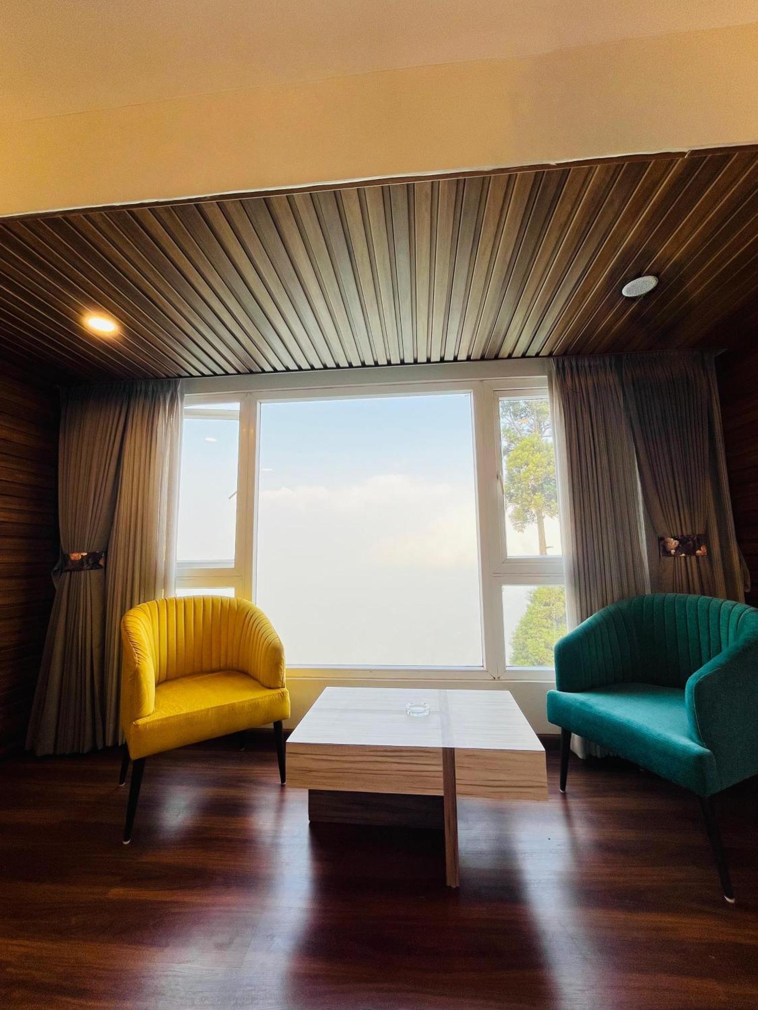Luxury Stay At Hotel Broadway Boutique Mall Road Chowrasta Near Mahakal Temple Дарджилинг Екстериор снимка