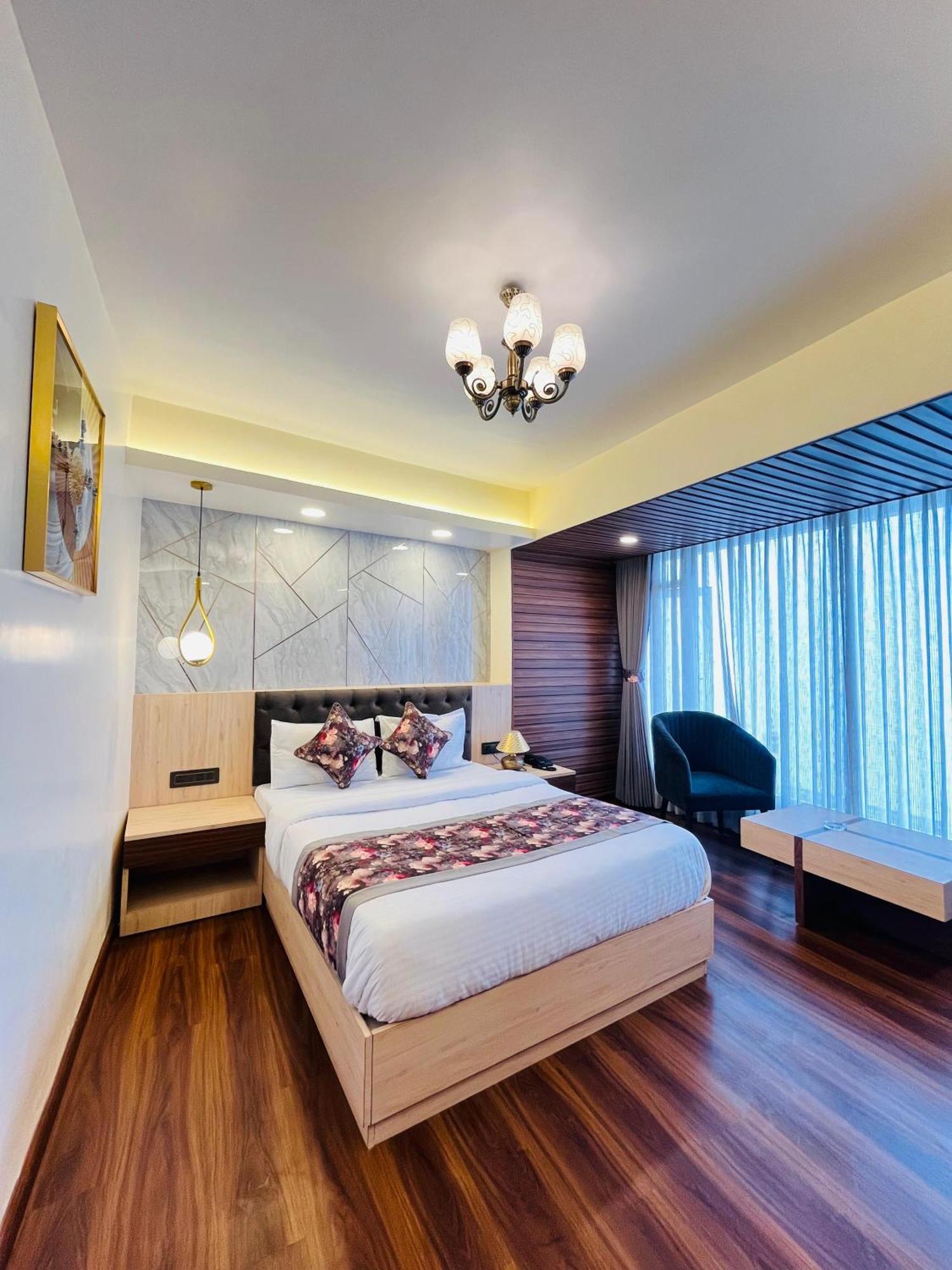 Luxury Stay At Hotel Broadway Boutique Mall Road Chowrasta Near Mahakal Temple Дарджилинг Екстериор снимка