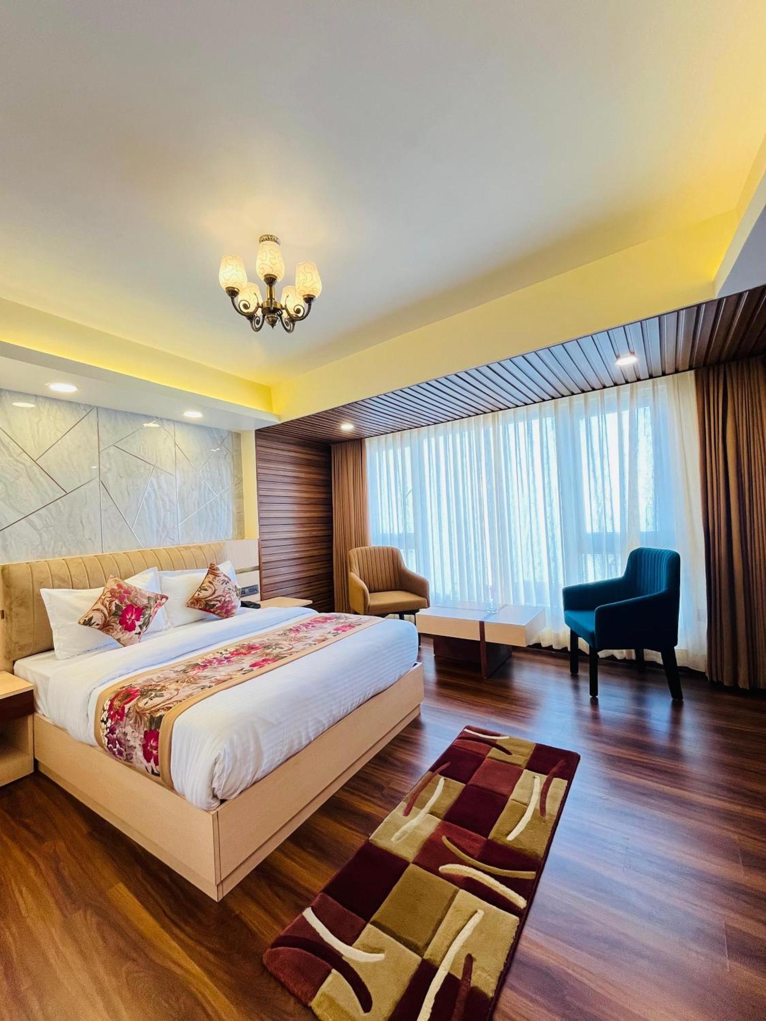 Luxury Stay At Hotel Broadway Boutique Mall Road Chowrasta Near Mahakal Temple Дарджилинг Екстериор снимка