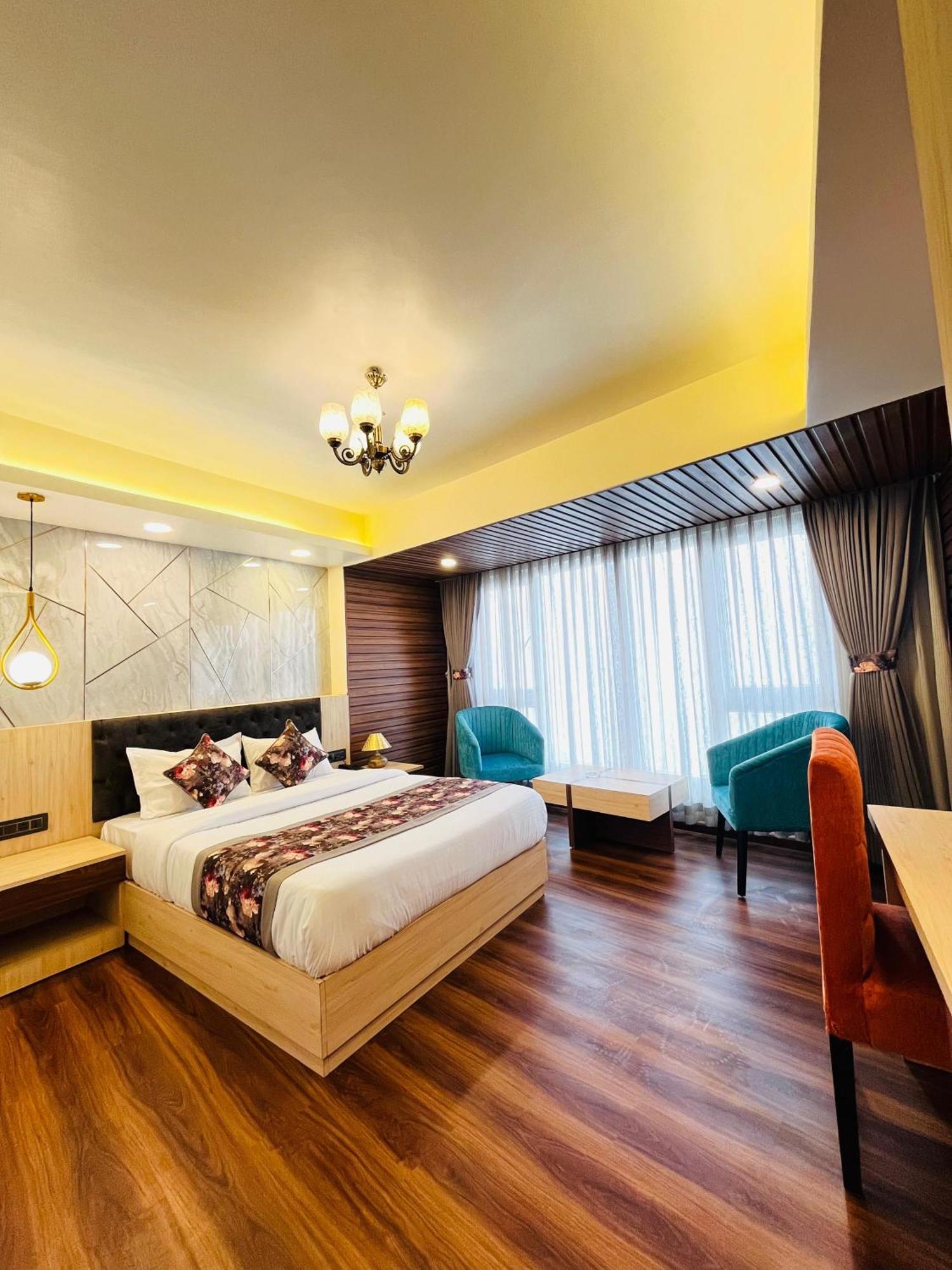 Luxury Stay At Hotel Broadway Boutique Mall Road Chowrasta Near Mahakal Temple Дарджилинг Екстериор снимка