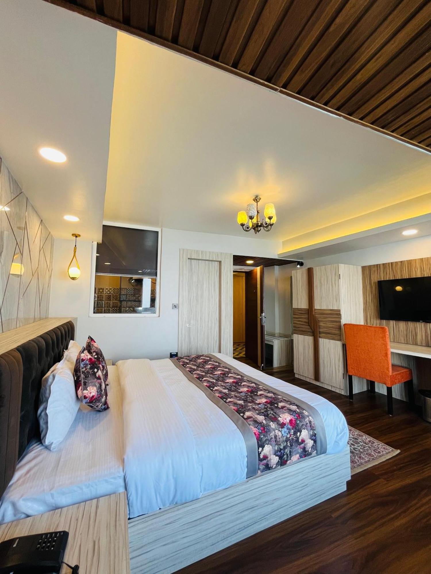 Luxury Stay At Hotel Broadway Boutique Mall Road Chowrasta Near Mahakal Temple Дарджилинг Екстериор снимка