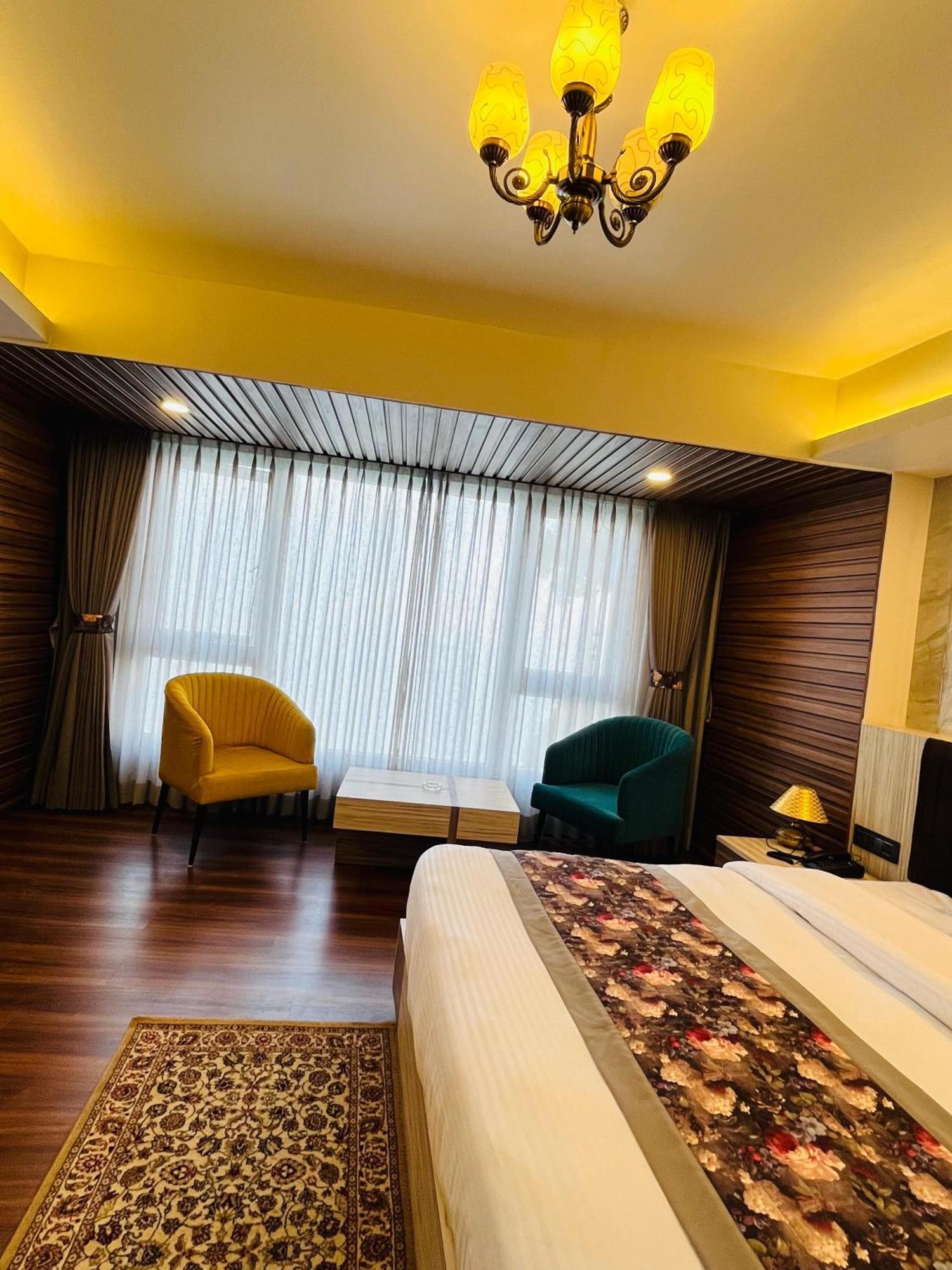Luxury Stay At Hotel Broadway Boutique Mall Road Chowrasta Near Mahakal Temple Дарджилинг Екстериор снимка