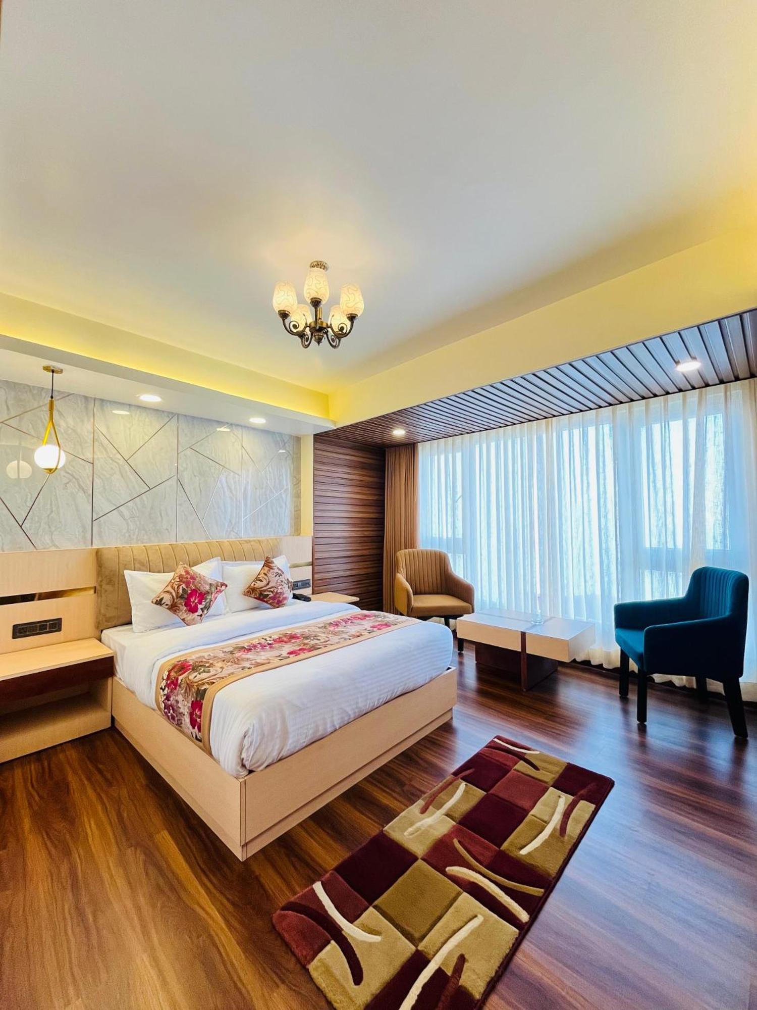 Luxury Stay At Hotel Broadway Boutique Mall Road Chowrasta Near Mahakal Temple Дарджилинг Екстериор снимка