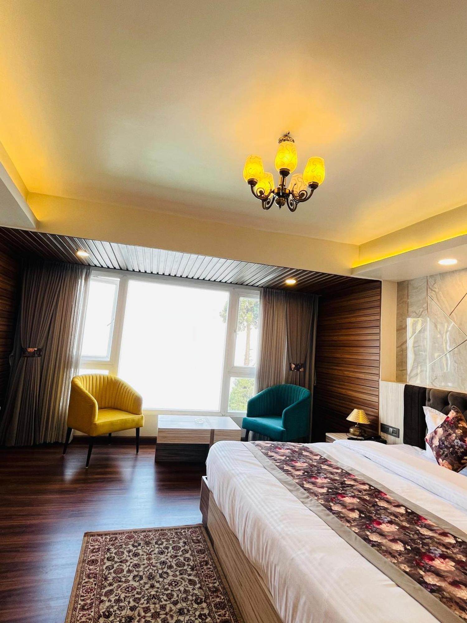 Luxury Stay At Hotel Broadway Boutique Mall Road Chowrasta Near Mahakal Temple Дарджилинг Екстериор снимка