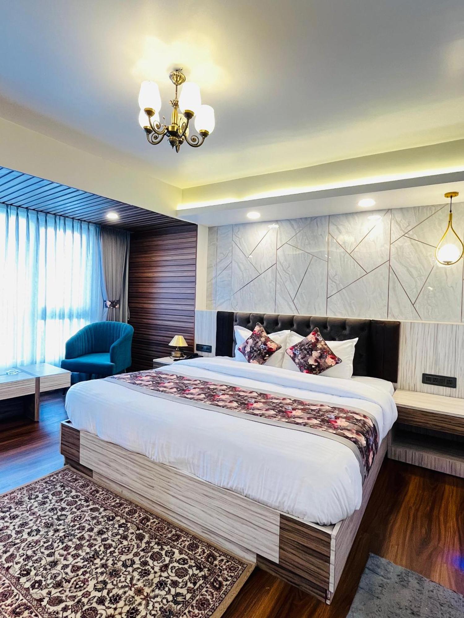 Luxury Stay At Hotel Broadway Boutique Mall Road Chowrasta Near Mahakal Temple Дарджилинг Екстериор снимка