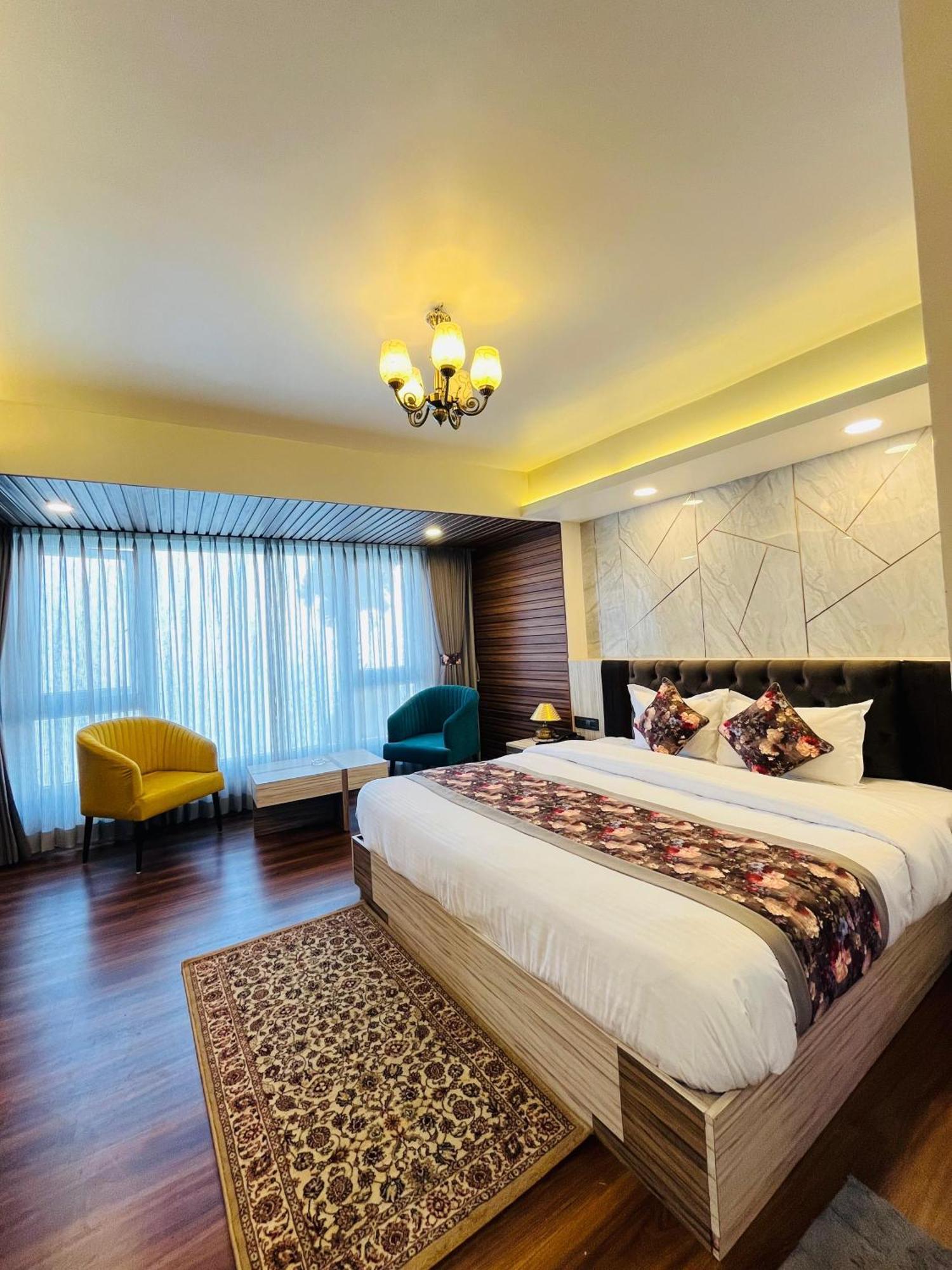 Luxury Stay At Hotel Broadway Boutique Mall Road Chowrasta Near Mahakal Temple Дарджилинг Екстериор снимка