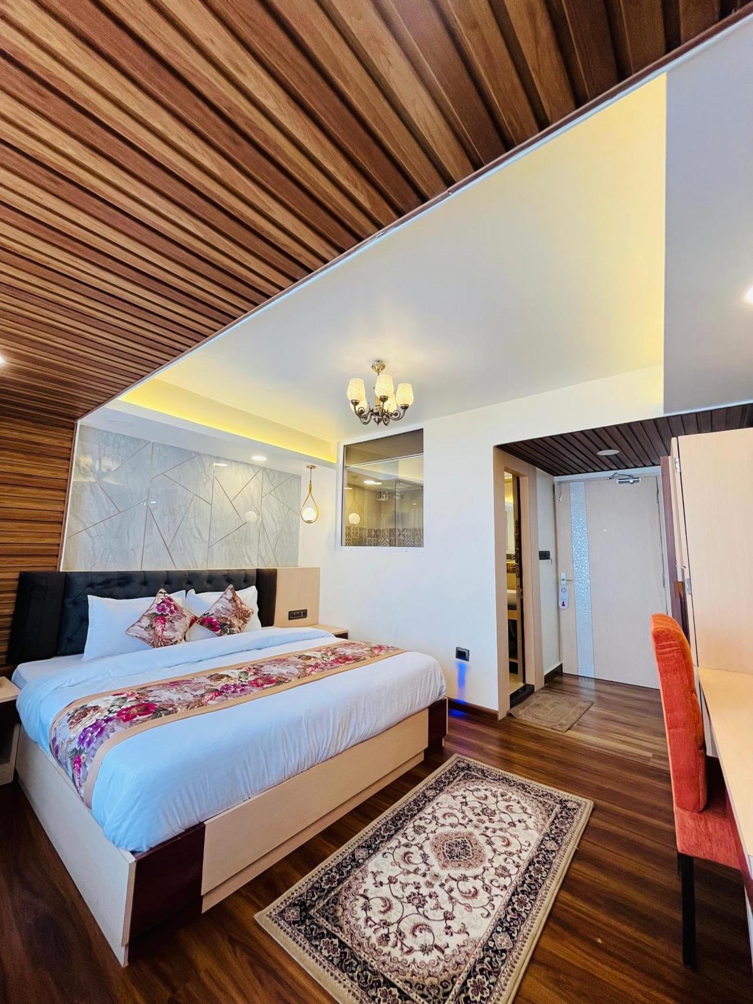 Luxury Stay At Hotel Broadway Boutique Mall Road Chowrasta Near Mahakal Temple Дарджилинг Екстериор снимка