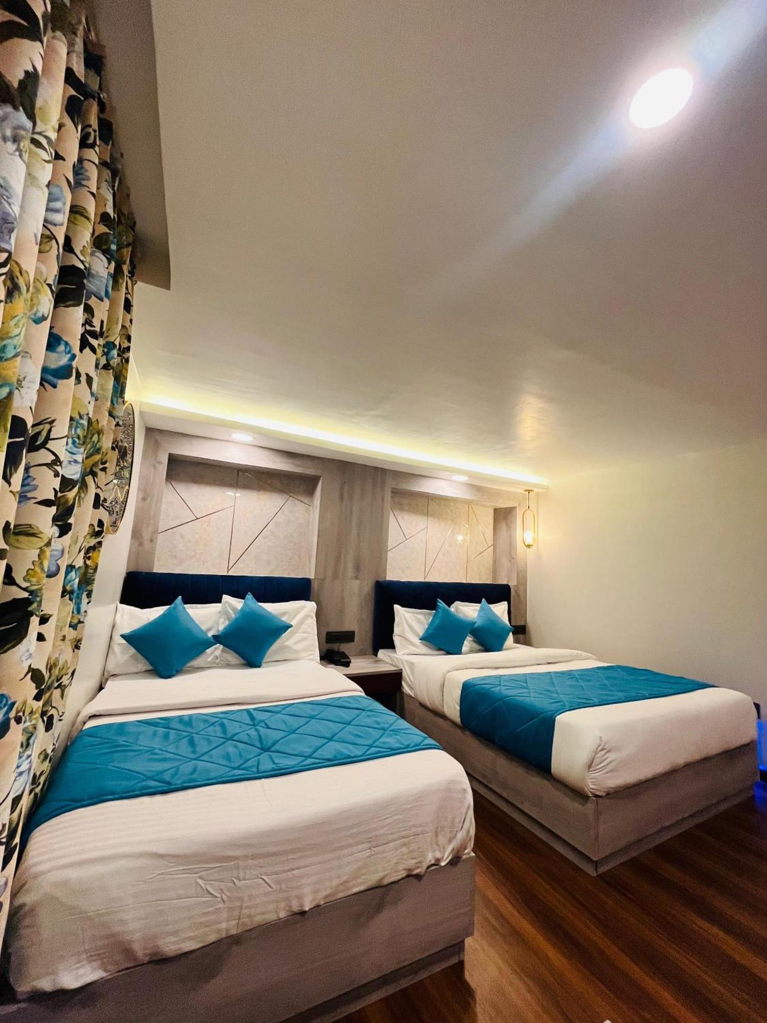 Luxury Stay At Hotel Broadway Boutique Mall Road Chowrasta Near Mahakal Temple Дарджилинг Екстериор снимка