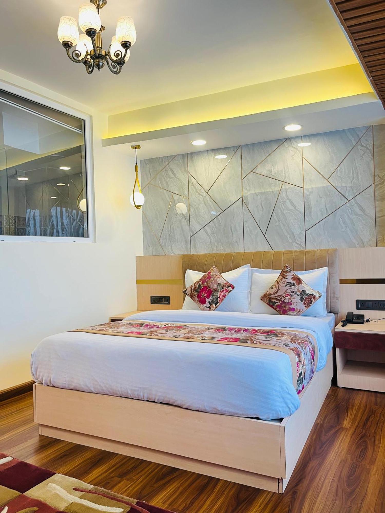Luxury Stay At Hotel Broadway Boutique Mall Road Chowrasta Near Mahakal Temple Дарджилинг Екстериор снимка