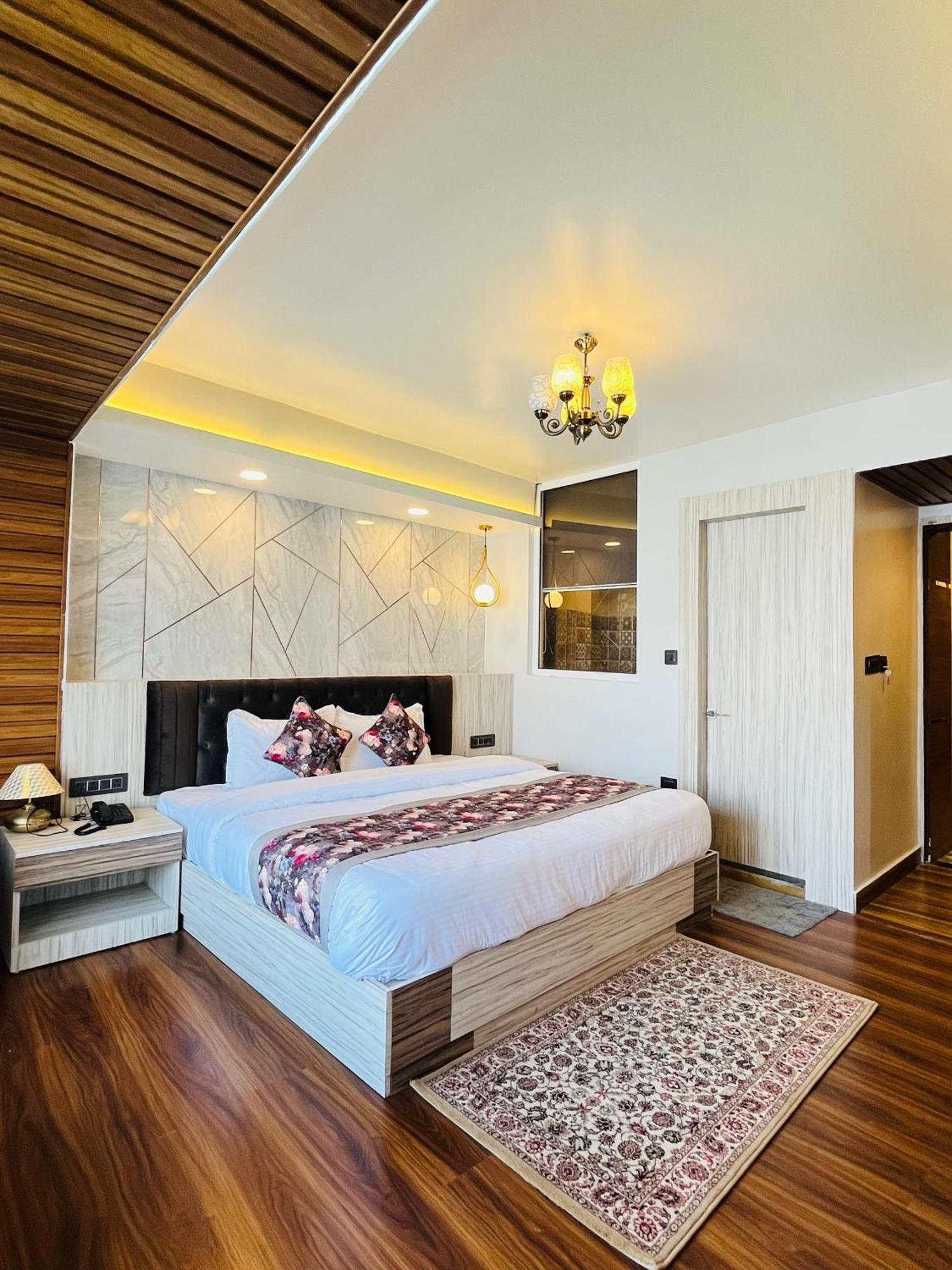 Luxury Stay At Hotel Broadway Boutique Mall Road Chowrasta Near Mahakal Temple Дарджилинг Екстериор снимка