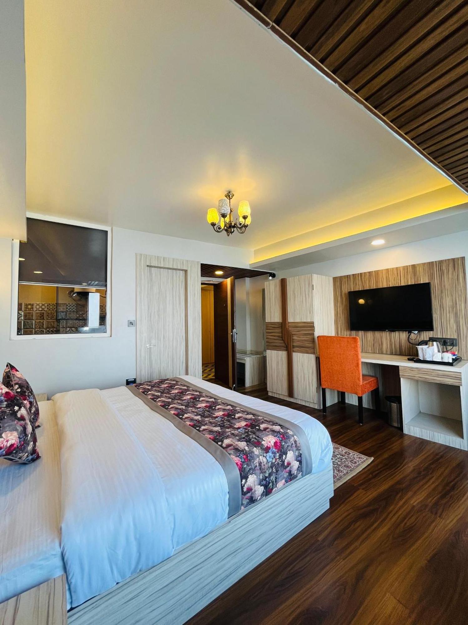 Luxury Stay At Hotel Broadway Boutique Mall Road Chowrasta Near Mahakal Temple Дарджилинг Екстериор снимка