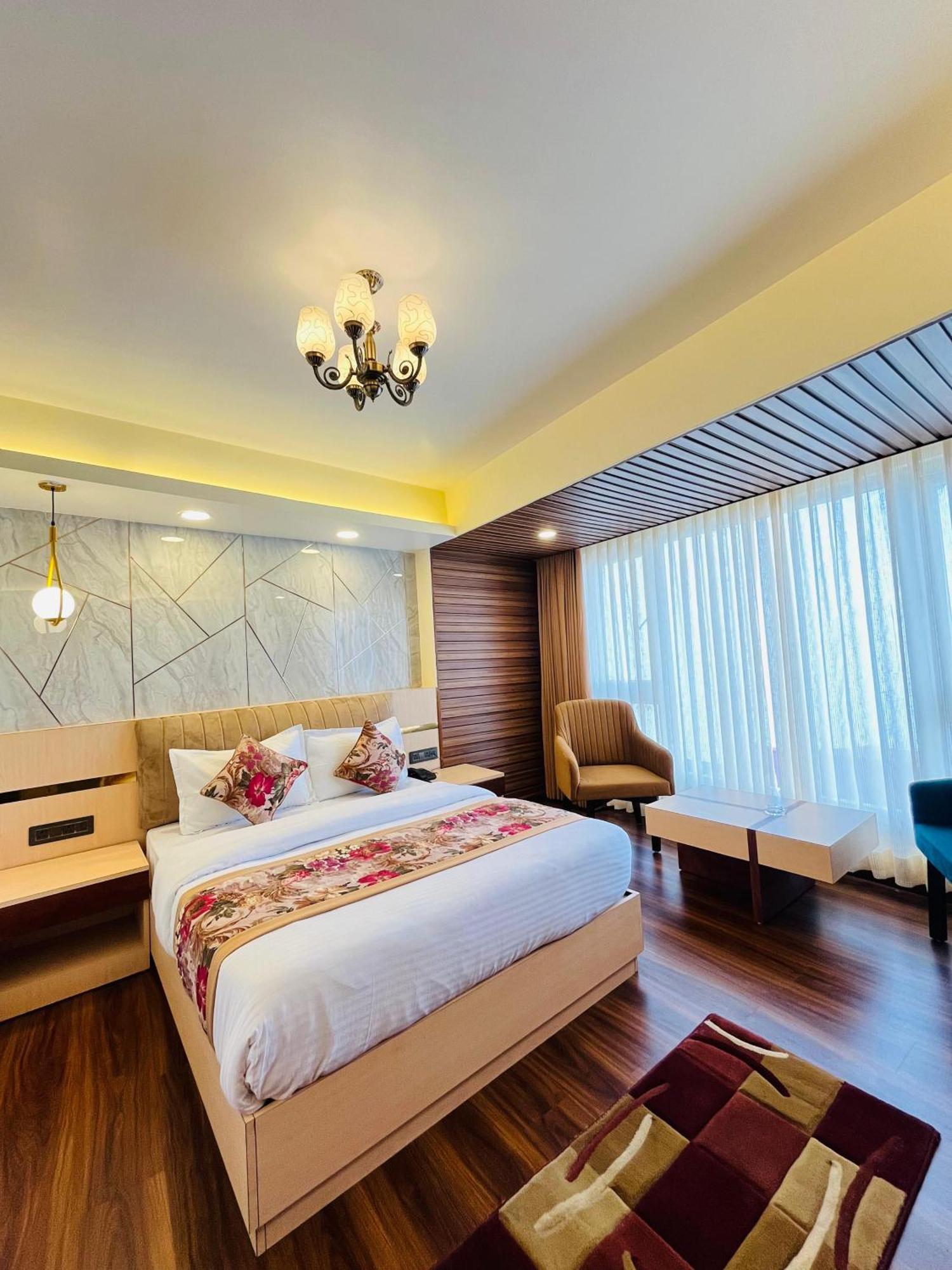 Luxury Stay At Hotel Broadway Boutique Mall Road Chowrasta Near Mahakal Temple Дарджилинг Екстериор снимка