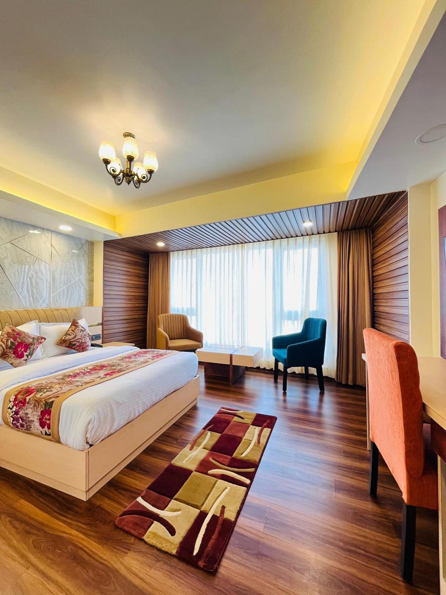 Luxury Stay At Hotel Broadway Boutique Mall Road Chowrasta Near Mahakal Temple Дарджилинг Екстериор снимка
