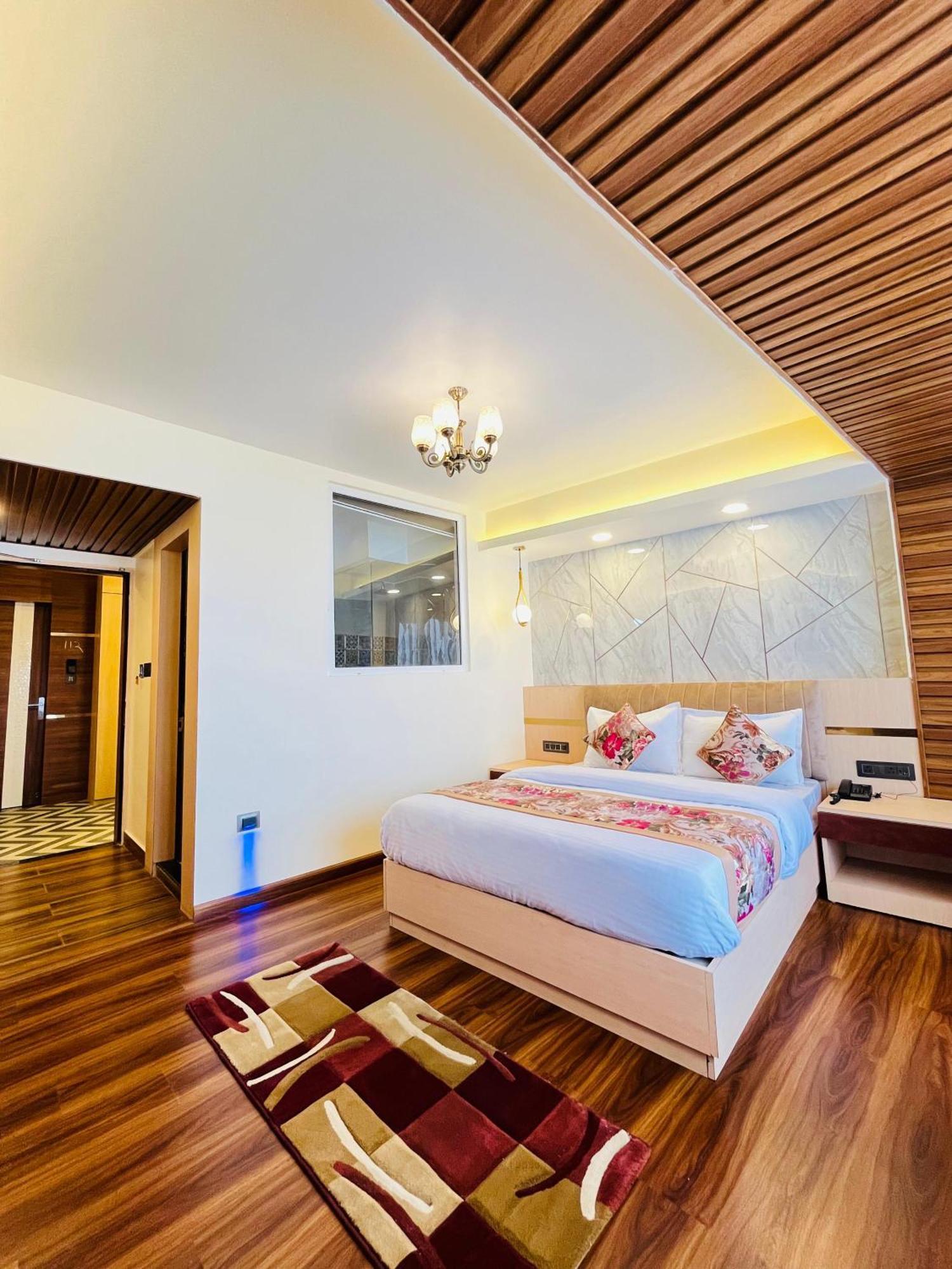 Luxury Stay At Hotel Broadway Boutique Mall Road Chowrasta Near Mahakal Temple Дарджилинг Екстериор снимка