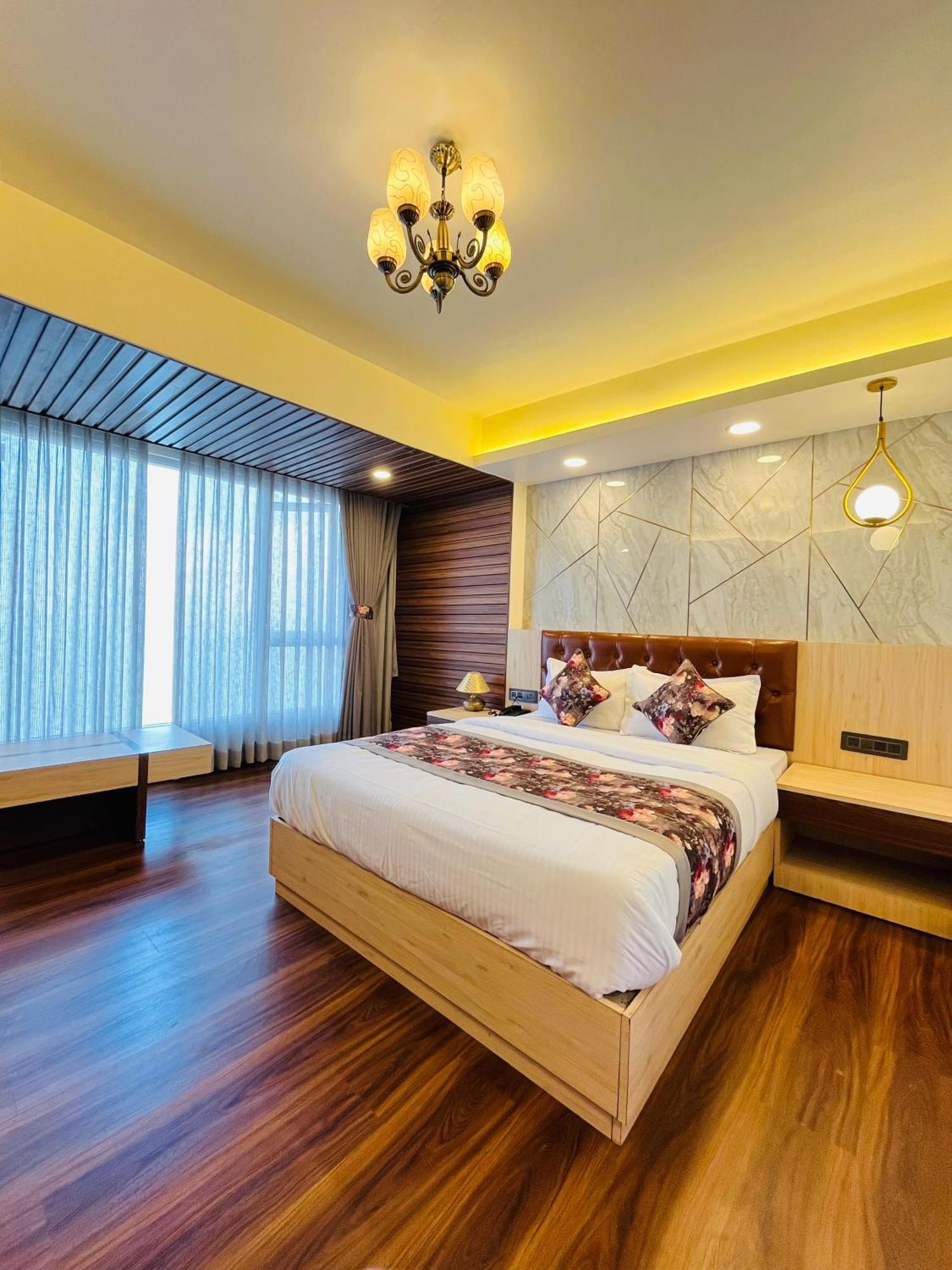 Luxury Stay At Hotel Broadway Boutique Mall Road Chowrasta Near Mahakal Temple Дарджилинг Екстериор снимка