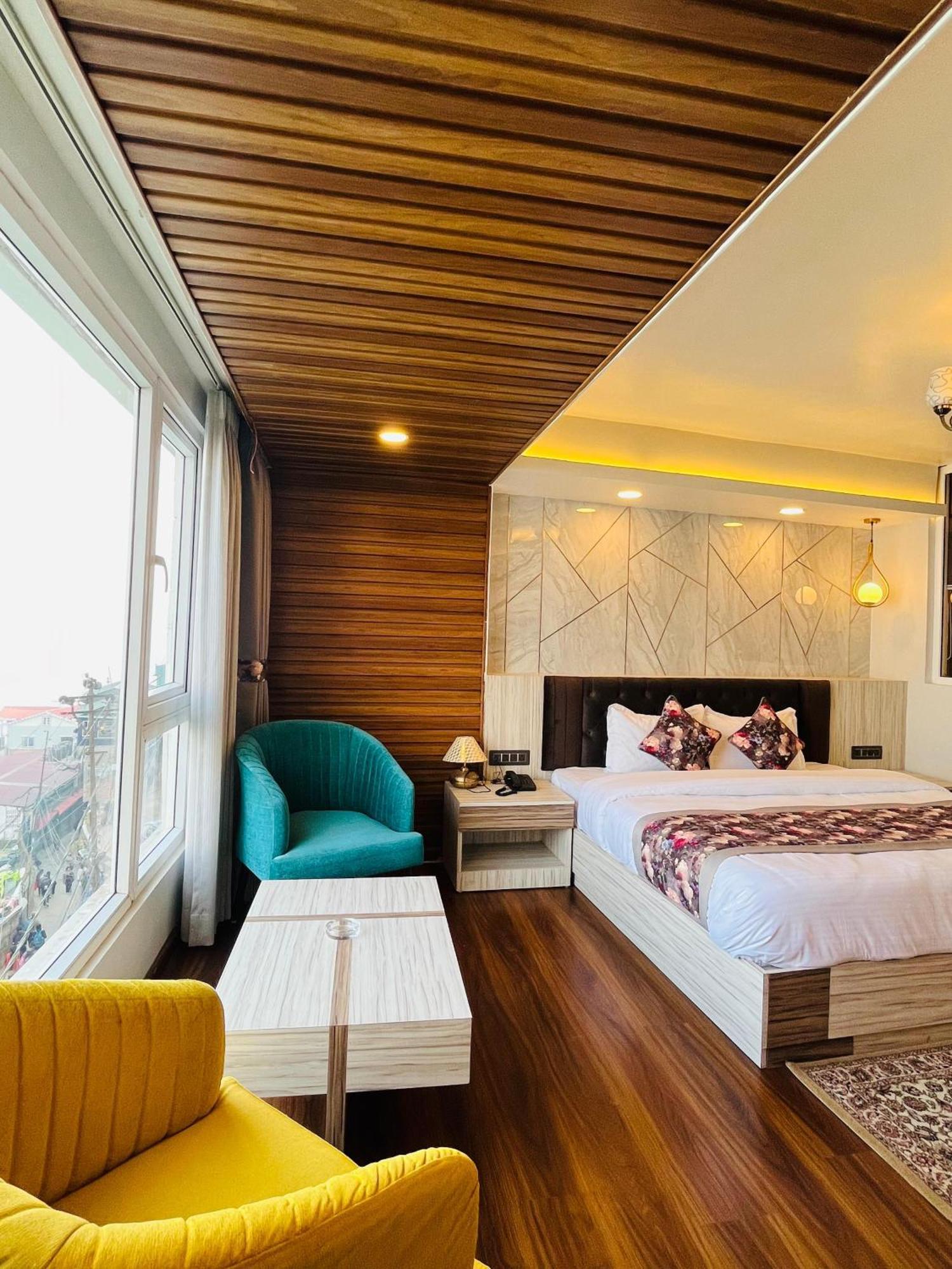 Luxury Stay At Hotel Broadway Boutique Mall Road Chowrasta Near Mahakal Temple Дарджилинг Екстериор снимка