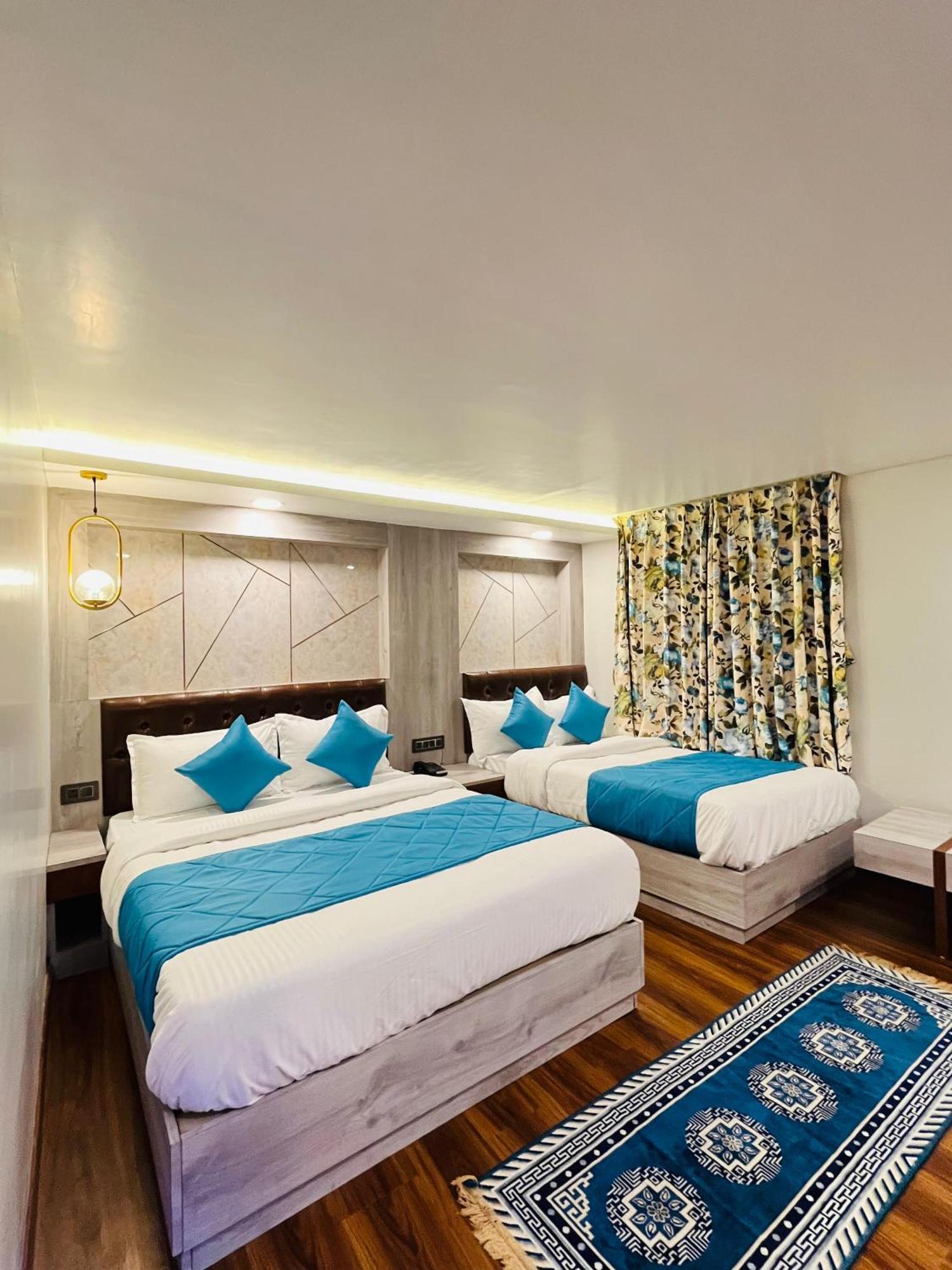 Luxury Stay At Hotel Broadway Boutique Mall Road Chowrasta Near Mahakal Temple Дарджилинг Екстериор снимка