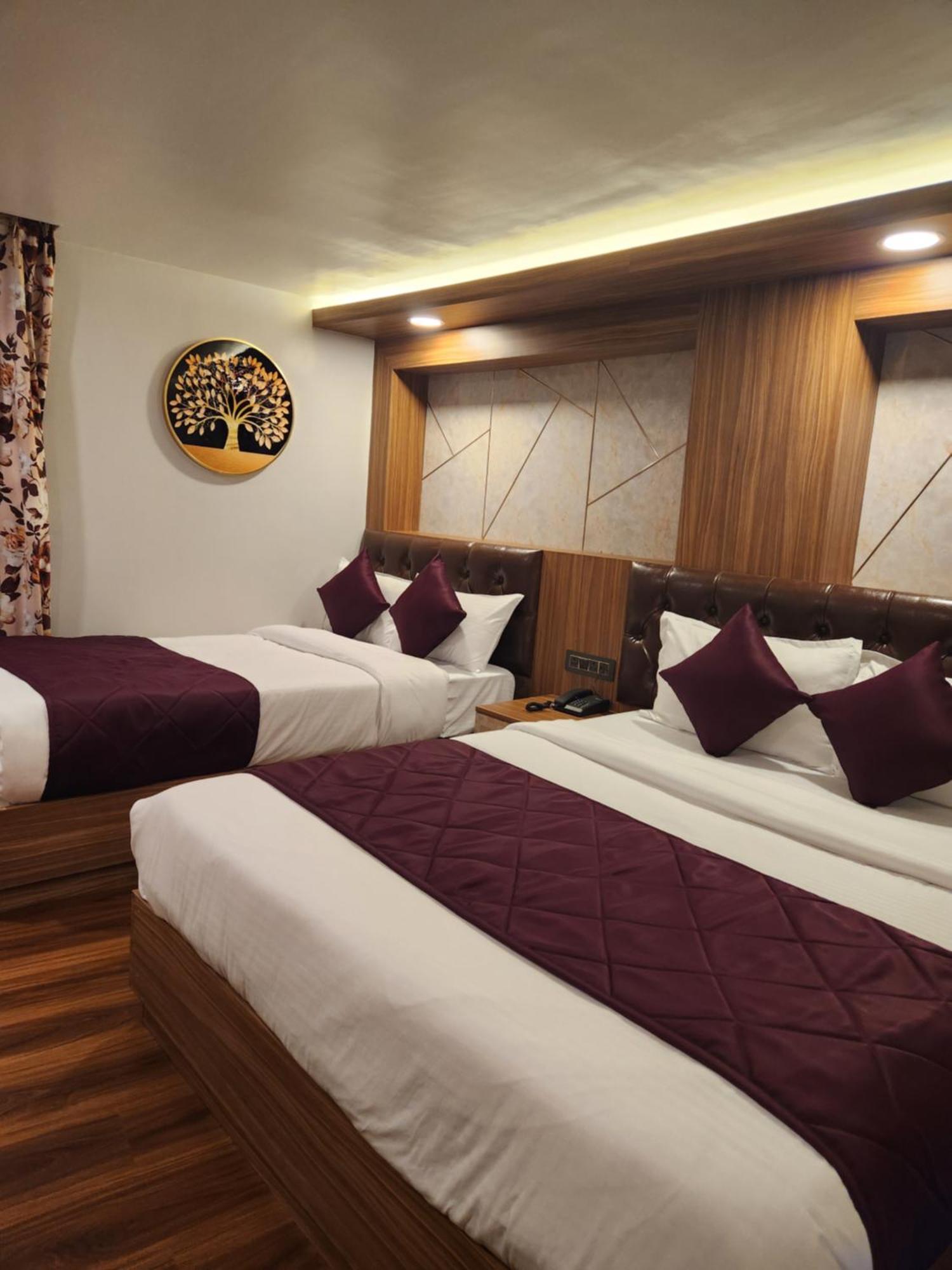 Luxury Stay At Hotel Broadway Boutique Mall Road Chowrasta Near Mahakal Temple Дарджилинг Екстериор снимка