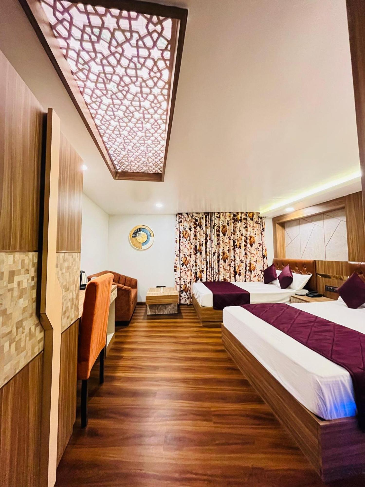 Luxury Stay At Hotel Broadway Boutique Mall Road Chowrasta Near Mahakal Temple Дарджилинг Екстериор снимка