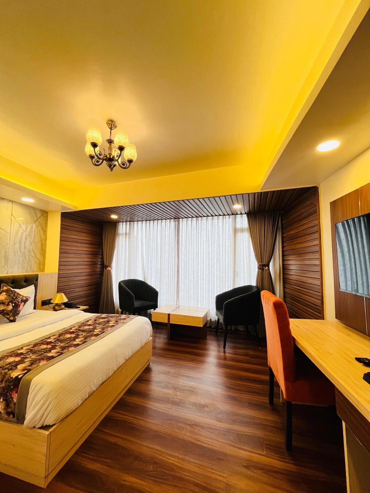 Luxury Stay At Hotel Broadway Boutique Mall Road Chowrasta Near Mahakal Temple Дарджилинг Екстериор снимка