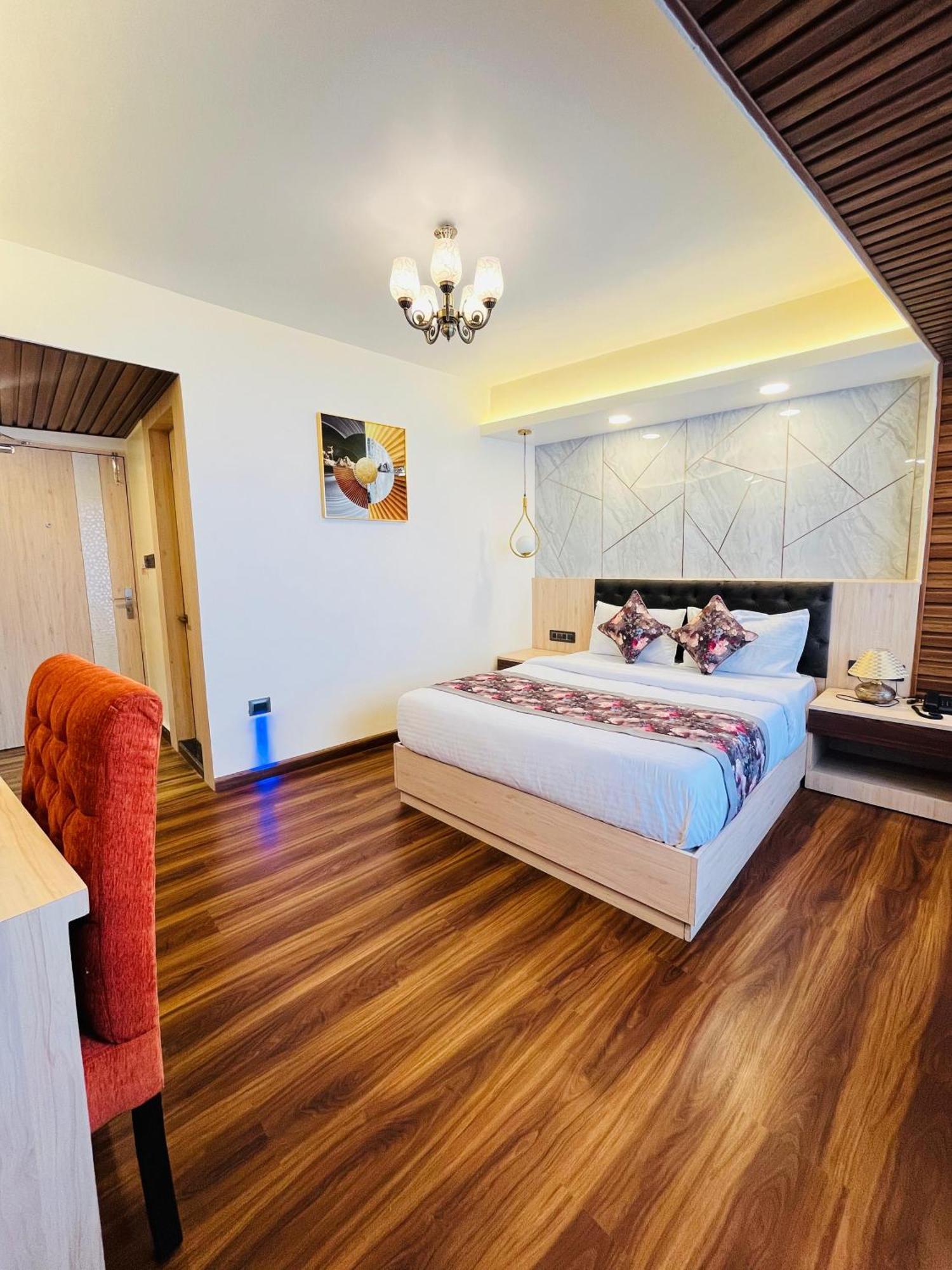 Luxury Stay At Hotel Broadway Boutique Mall Road Chowrasta Near Mahakal Temple Дарджилинг Екстериор снимка