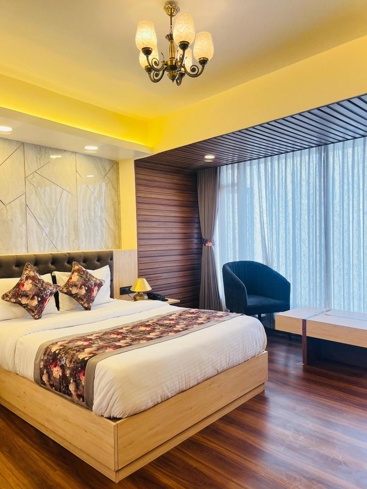 Luxury Stay At Hotel Broadway Boutique Mall Road Chowrasta Near Mahakal Temple Дарджилинг Екстериор снимка