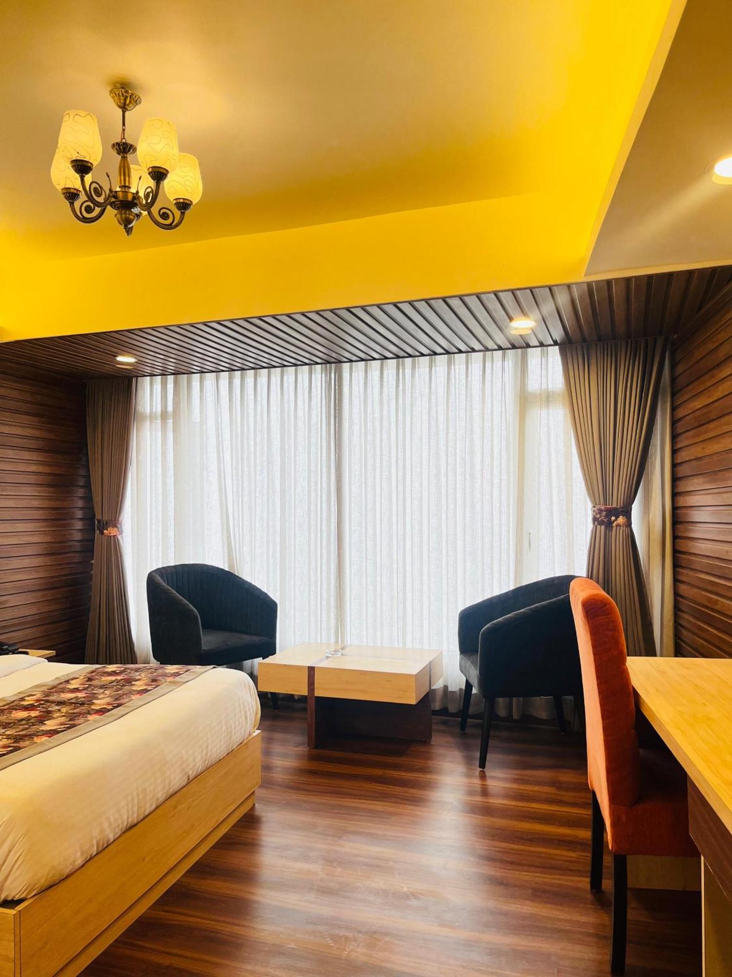 Luxury Stay At Hotel Broadway Boutique Mall Road Chowrasta Near Mahakal Temple Дарджилинг Екстериор снимка