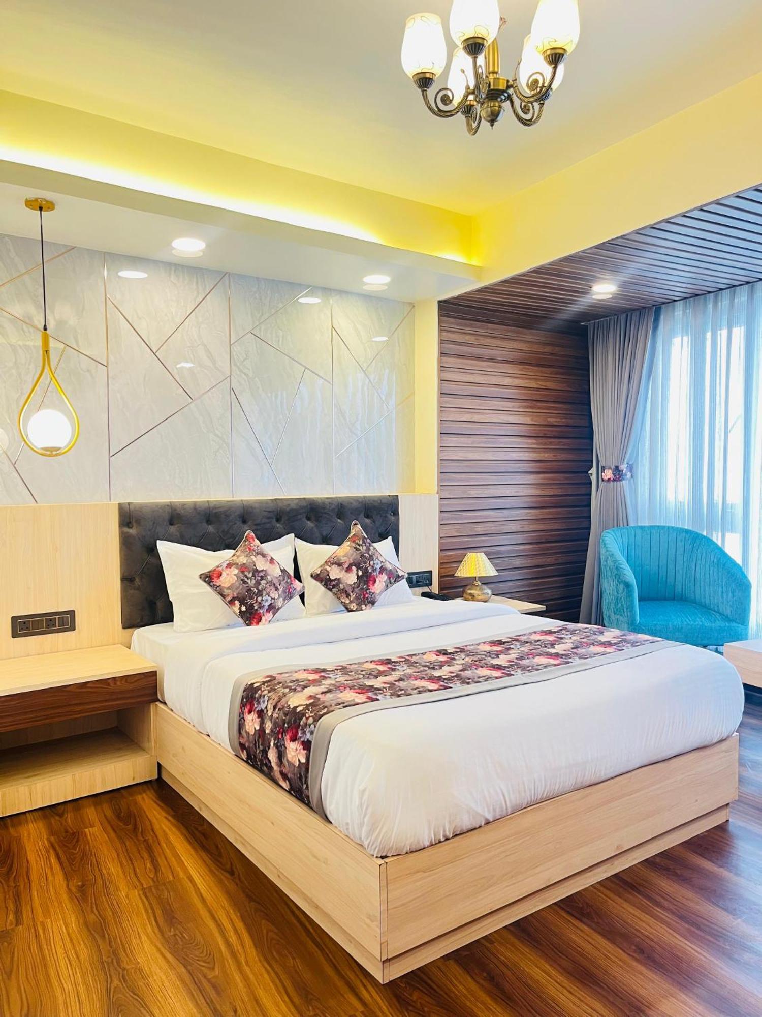 Luxury Stay At Hotel Broadway Boutique Mall Road Chowrasta Near Mahakal Temple Дарджилинг Екстериор снимка